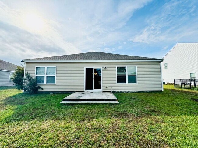 Building Photo - 4 bed, 2 bath-- Available NOW!!