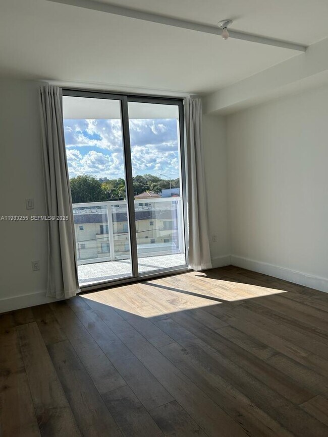 Building Photo - 13800 Highland Dr