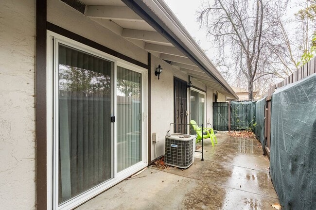 Building Photo - 5488 Roundtree Dr