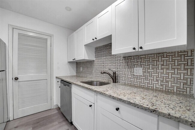 Building Photo - 301 Croton Ave