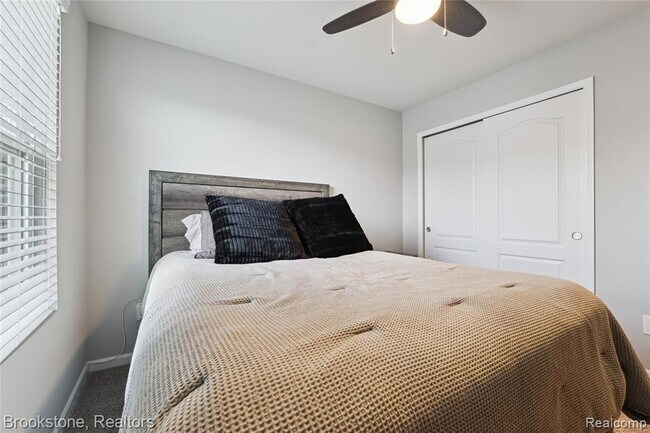 Building Photo - 765 Hummingbird Dr