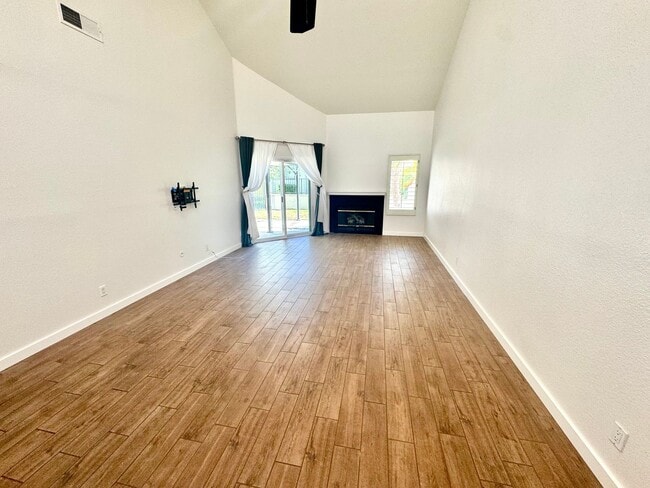 Building Photo - Beautiful 3 Bedroom Townhome near Mission ...