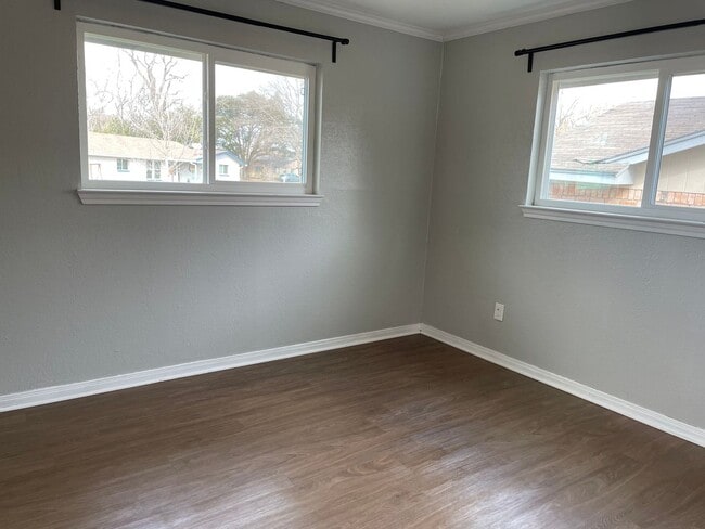 Building Photo - Available Now! Updated and Upgraded 3 Bed/2 Bath_Lawn Care Included