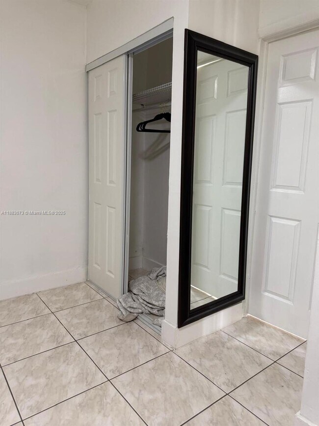 Building Photo - 826 SW 12th Ct