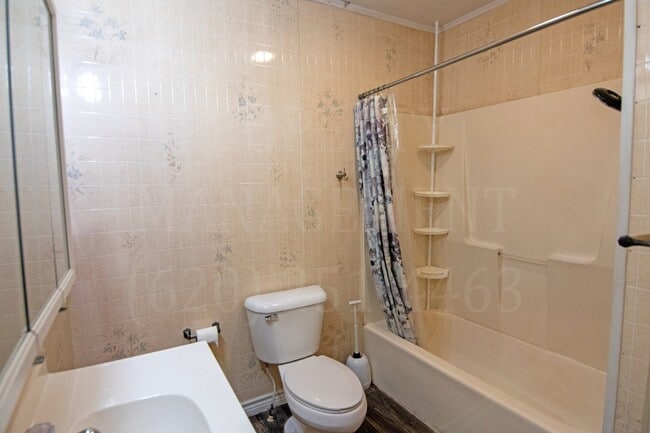 Building Photo - 2 Bedroom 1 Bath