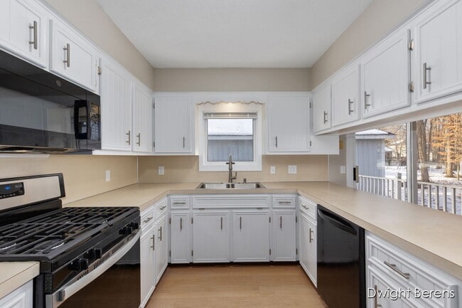 Building Photo - 7331 48th Ave