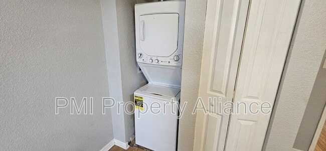 Building Photo - 302 Lewfield Cir
