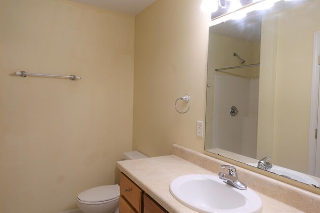Building Photo - 129 River Oaks Cir