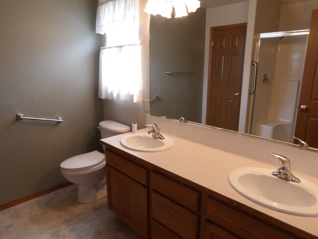 Building Photo - CDA Place Garden Home in Gated Community!