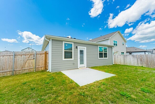 Building Photo - Beautiful New 4 bed, 2 bath home in Buda!