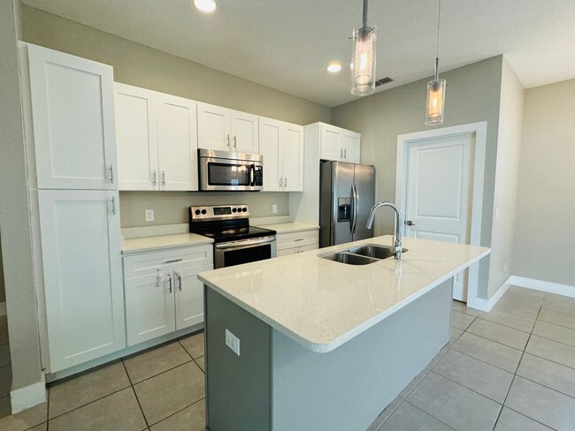 Building Photo - Gorgeous 4 Bedroom, 2 Bathroom Home in Poi...