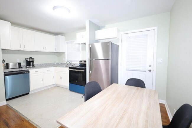 Building Photo - Move-in Ready Condo for Rent!