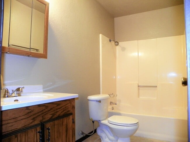 Building Photo - 3 Bedroom Brick home in Tecumseh