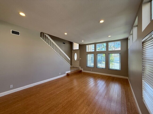 Building Photo - 4 bed / 2.5 bath plus large loft/family ro...