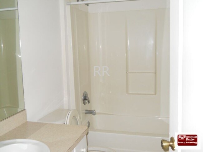 Building Photo - 2016 NE 7th Pl