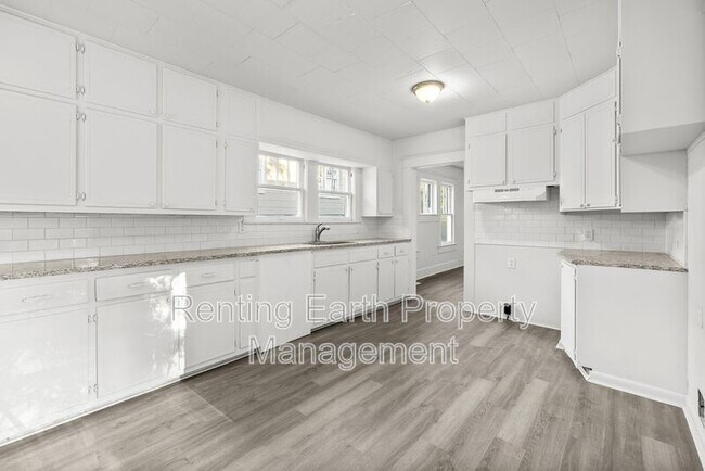 Building Photo - 1736 Mountain Dr