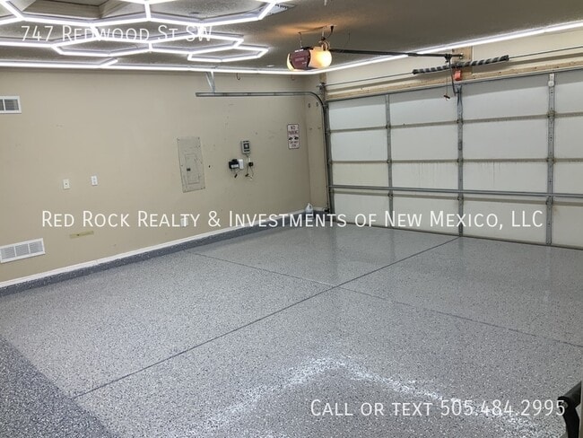 Building Photo - 747 Redwood St SW