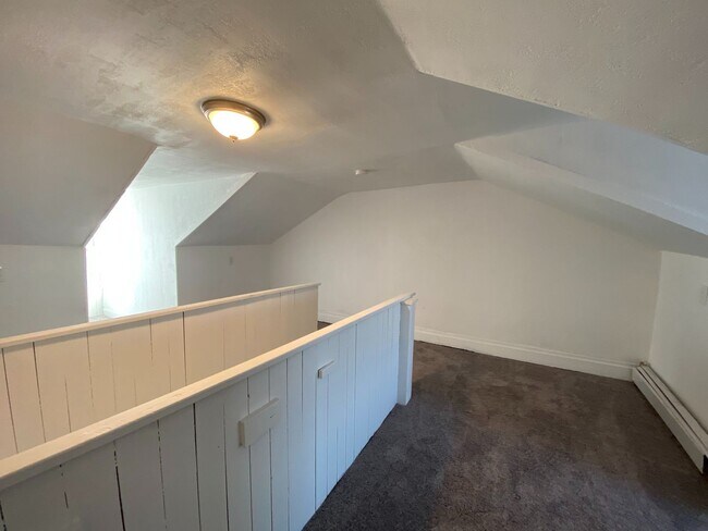 Building Photo - Fully Renovated 2 Bed, 1 Bath w/ Bonus Roo...