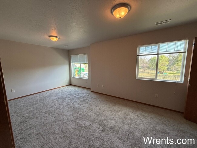 Building Photo - Newly Renovated 3 bed 2.5 bath in Spokane ...