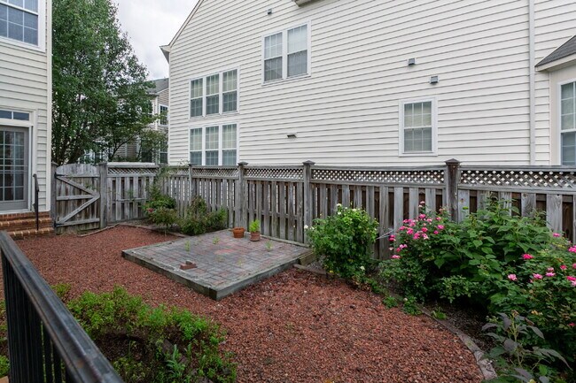 Building Photo - Spacious, Light-Filled Home in the Desirable Broadlands