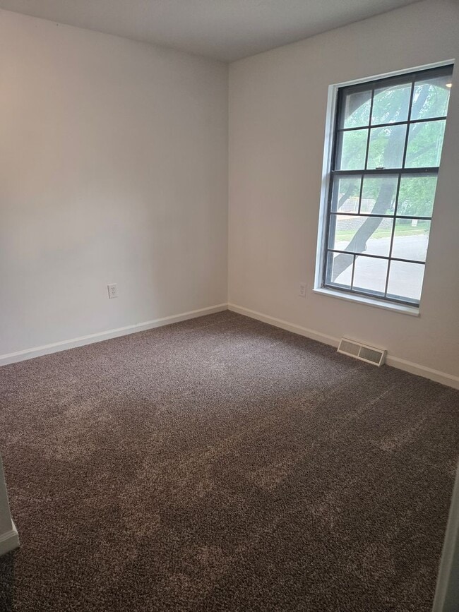 Building Photo - Huge 1/2 Duplex in Olathe