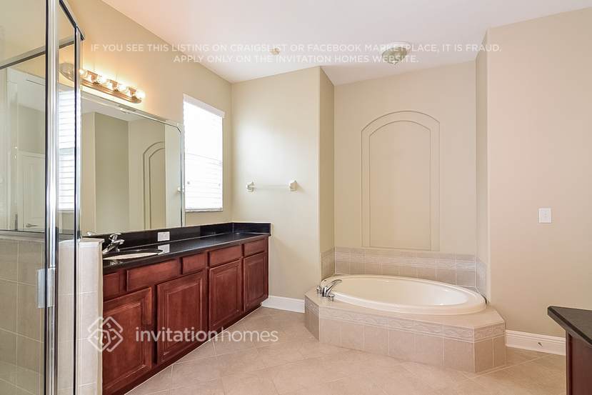 Building Photo - 1845 Beaconsfield Dr