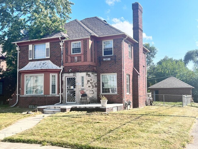 Building Photo - COMING SOON! Spacious 3 Bedroom