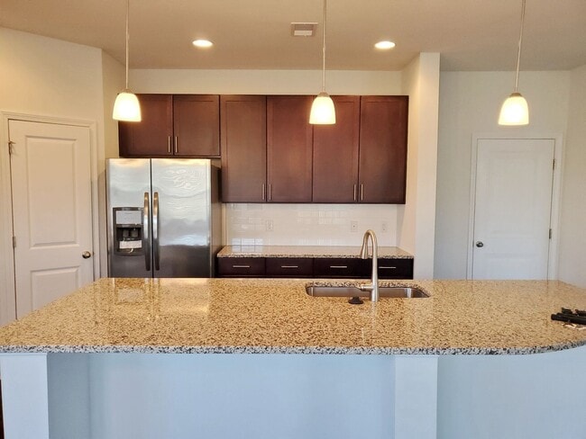 Building Photo - **Available Now** 3 Bedroom, 2.5 bath home with Great neighborhood amenities!