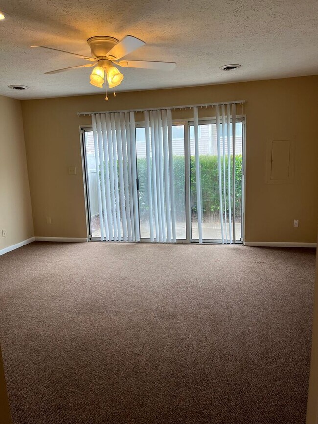 Building Photo - 2 Bedroom 1 1/2 Bath Townhome