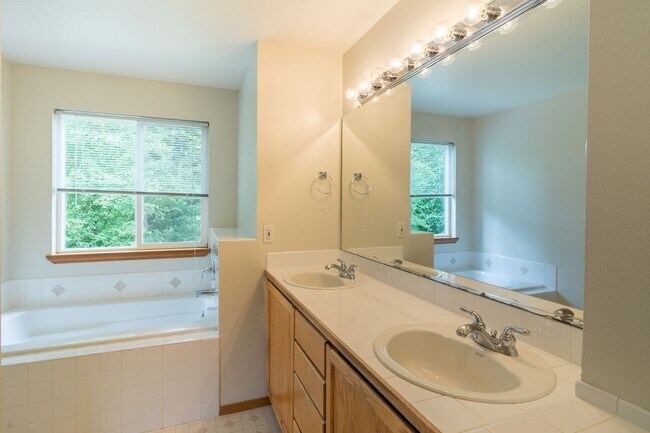 Building Photo - Large Updated 5 Bed SPLIT-LEVEL Kenmore Home!