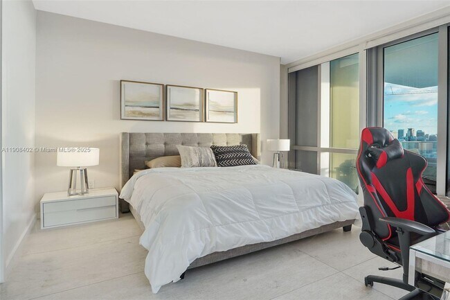 Building Photo - 851 NE 1st Ave