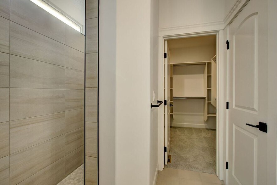 Shower and Closet - 538 S Prospector Ln