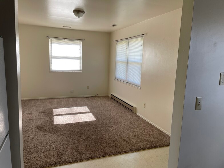 Building Photo - 953 E Hope Dr