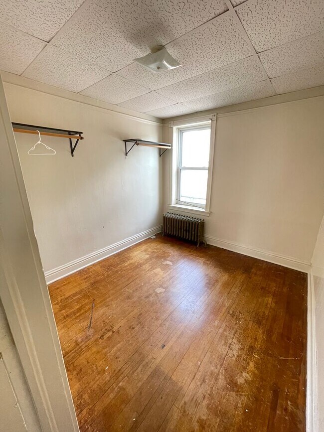 Building Photo - AVAILABLE AUGUST - 2 Bedroom 1 Bath Lower ...