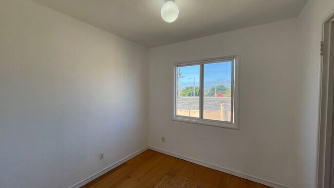 Building Photo - 1910-1910 42nd Ave