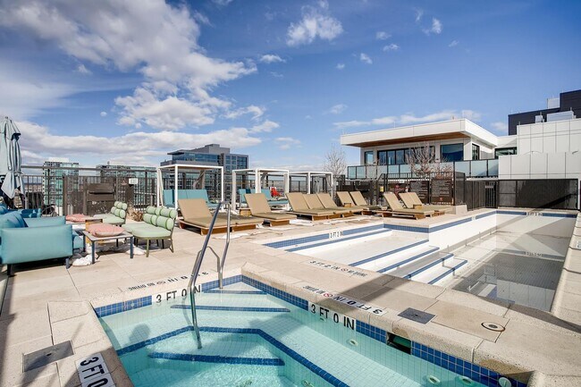 Building Photo - Northwest Facing 1 bedroom, 1 bathroom Con...