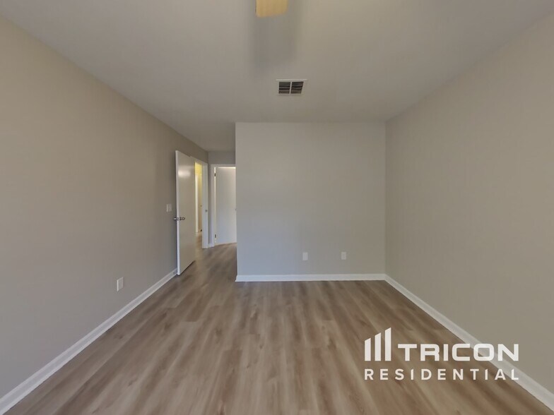 Building Photo - 1151 W Romaine Cir
