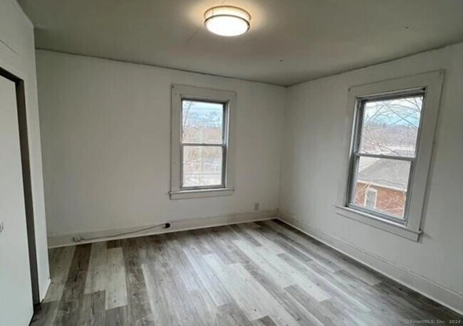 Building Photo - 115 Main St