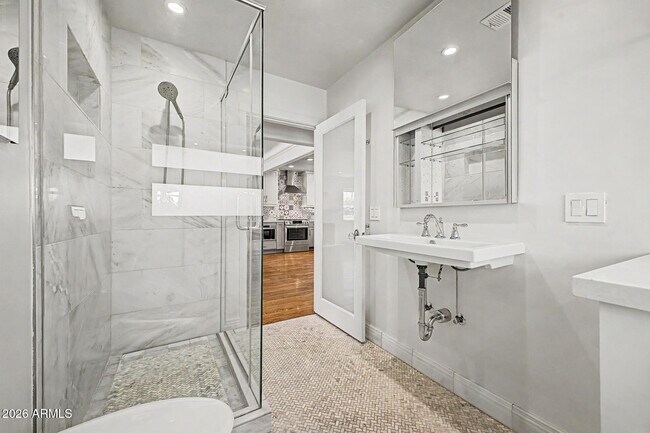 Building Photo - 521 W Mariposa St