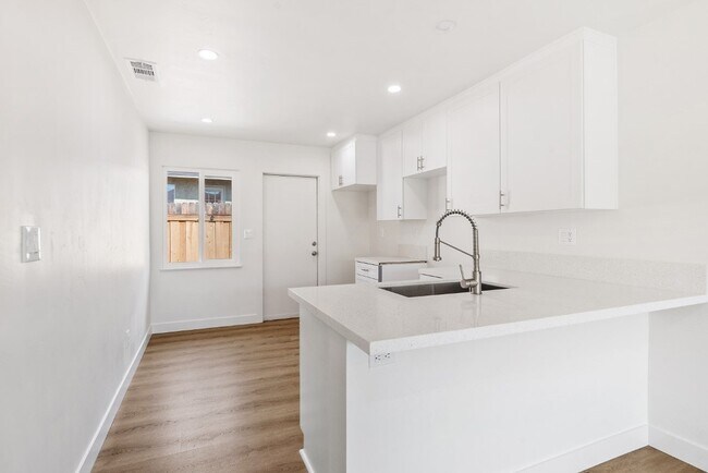 Building Photo - 939 27th St