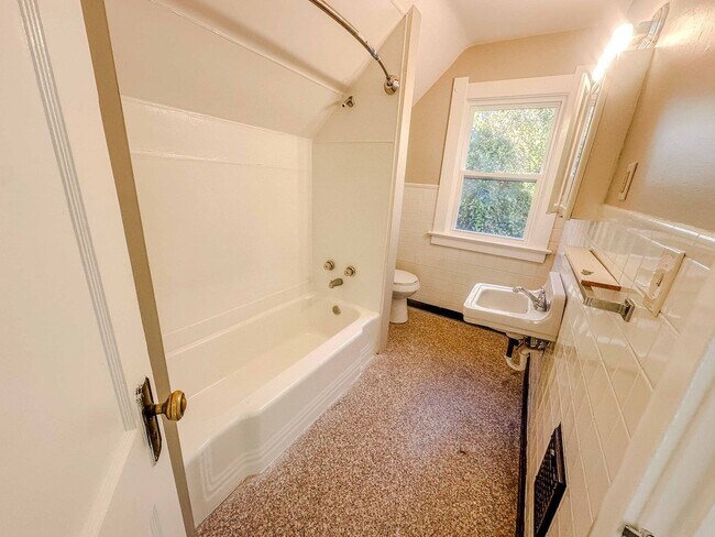 Building Photo - Very well maintained three bedroom house w...