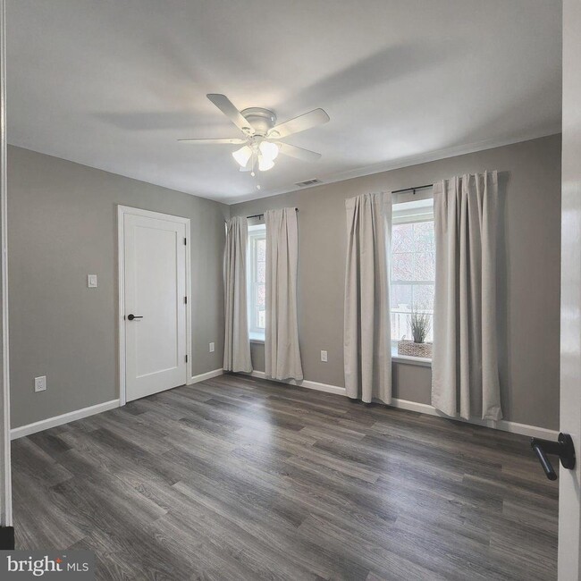 Building Photo - 16 Pickwick Pl