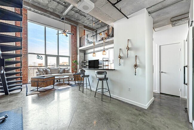 Building Photo - 2000 Bagby St