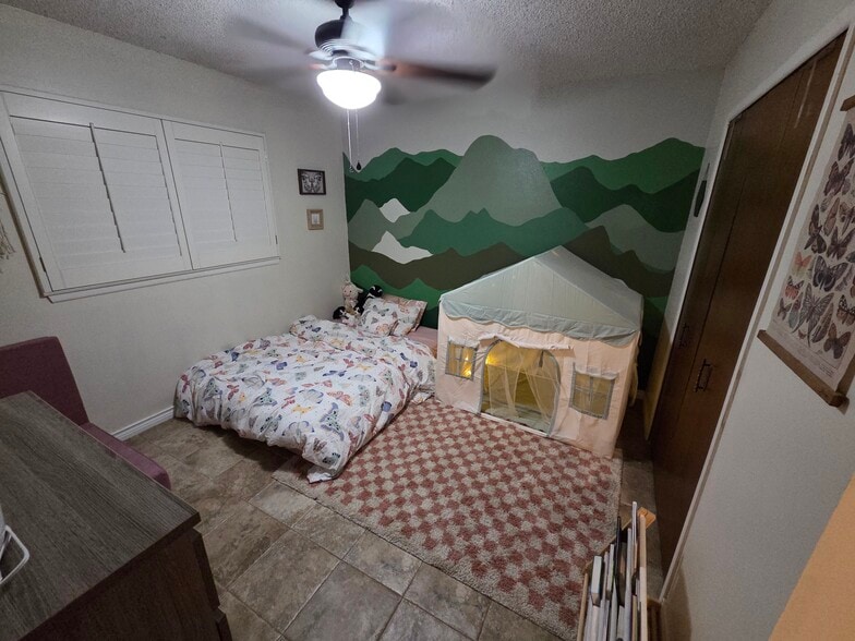 Back bedroom - 9311 Fallworth St