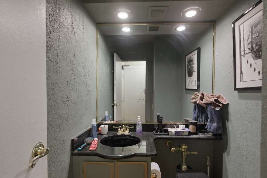 Building Photo - 247 E Chestnut St