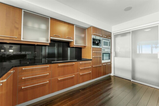 Building Photo - 1331 Brickell Bay Dr