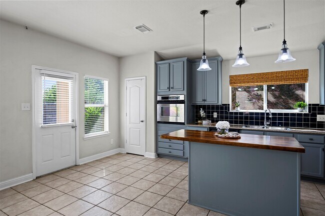 Building Photo - 2123 Enchanted Park Ln