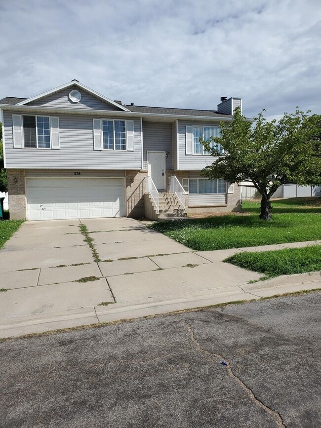 Building Photo - Clearfield 4 bedroom, 3 bathroom home. Big...