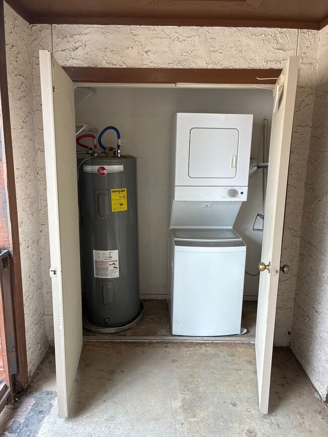 Building Photo - 1BR/1.5BA w/ Fireplace • Balcony • Pool Access in San Antonio