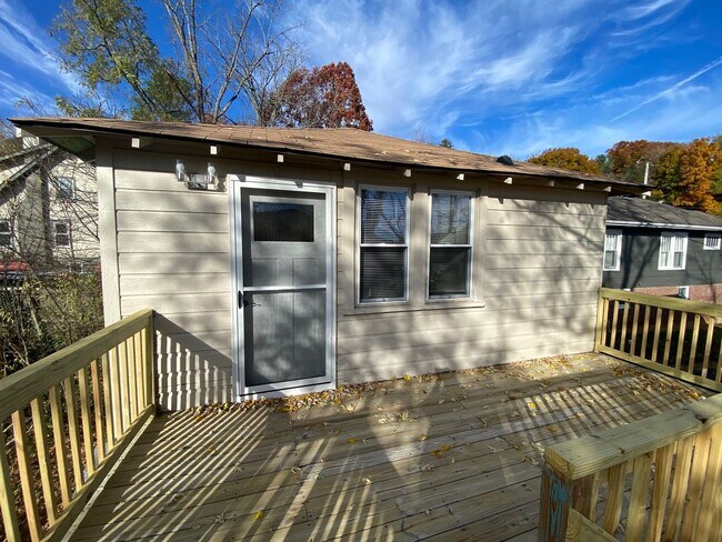 Building Photo - 40 Larchmont Rd